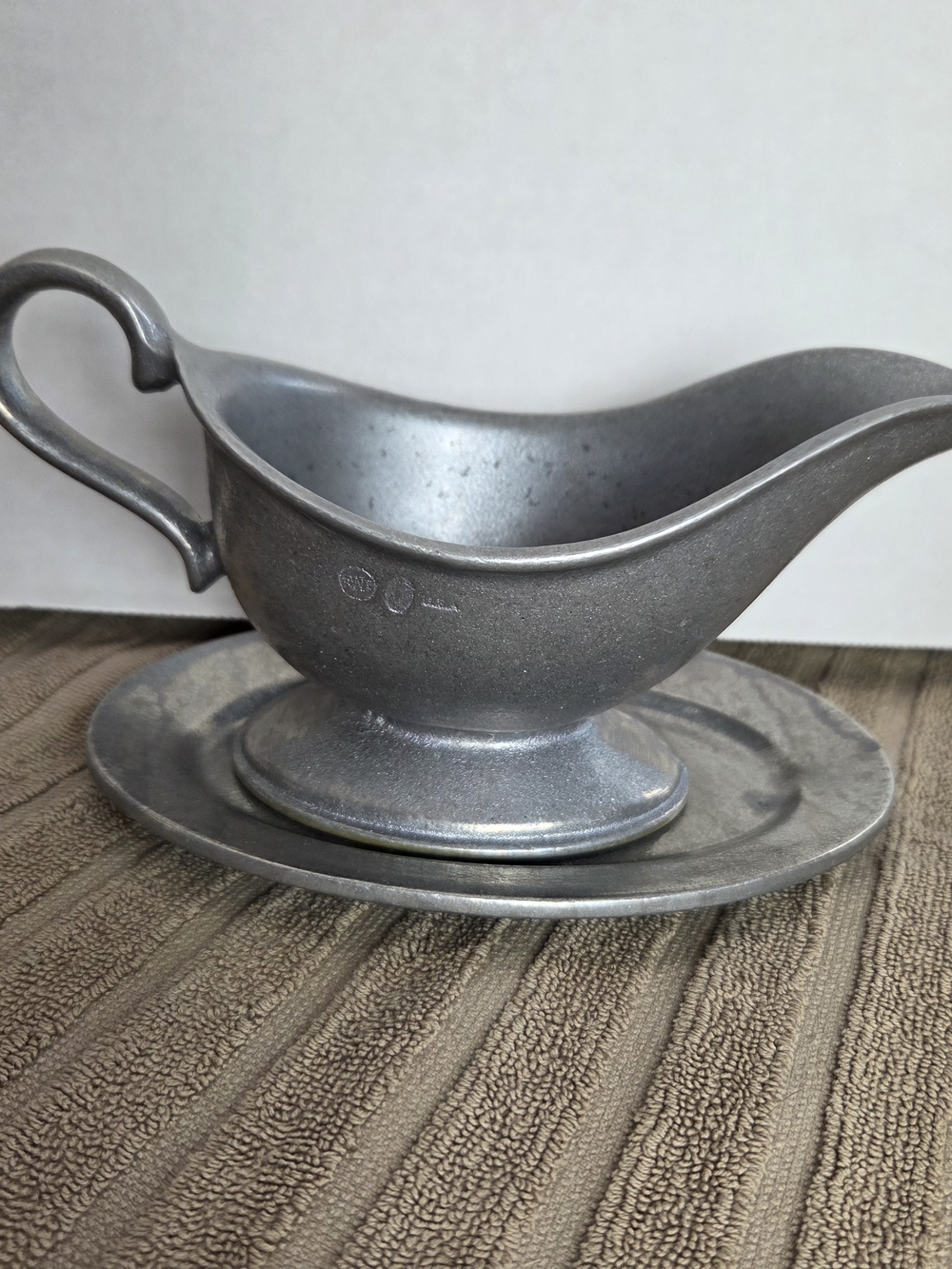 Traditional Wilton Armetale Plough Tavern Gravy Boat